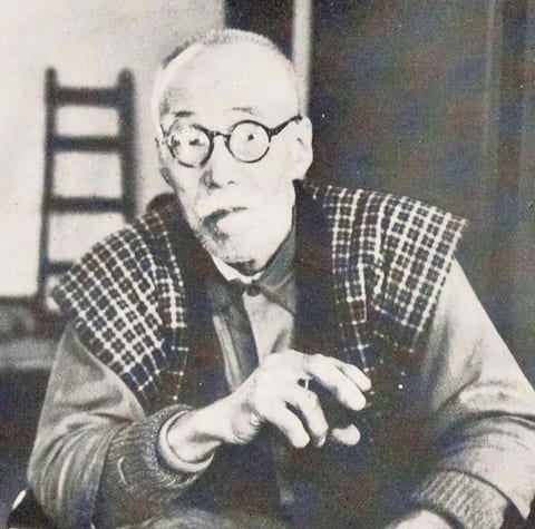めがねをかけた高村光太郎の写真
