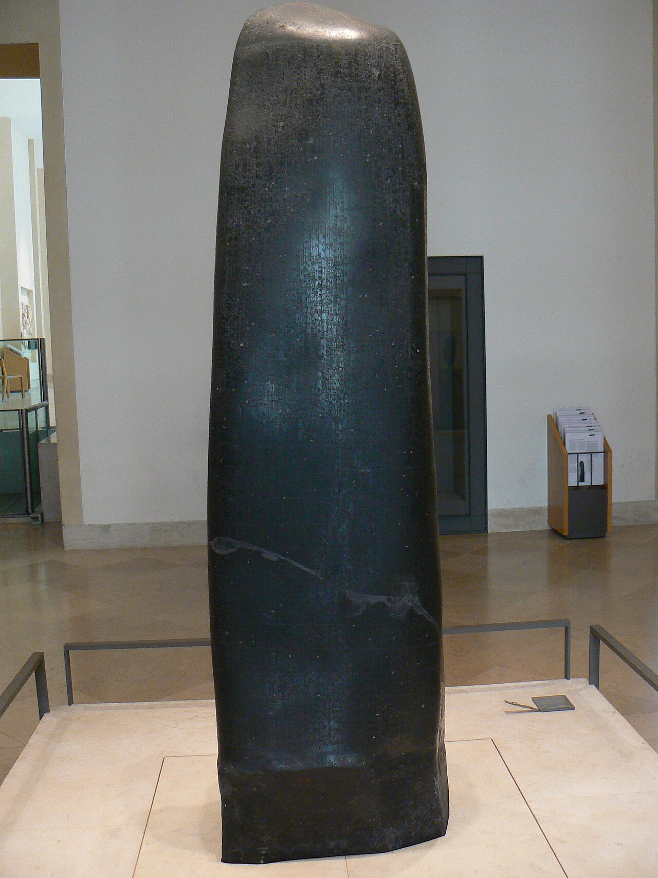展示室の台の上に立つ、文字がびっしり刻まれた黒く細長い石碑の裏側