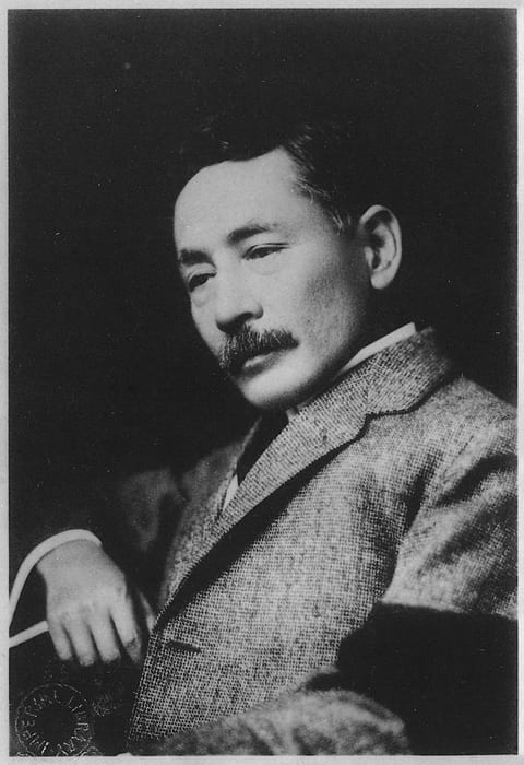 ほおづえをつく夏目漱石の写真