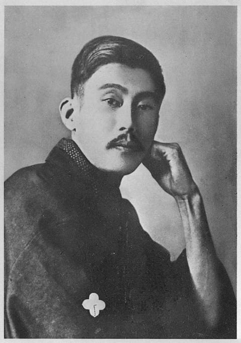 ほおづえをつく尾崎紅葉の写真